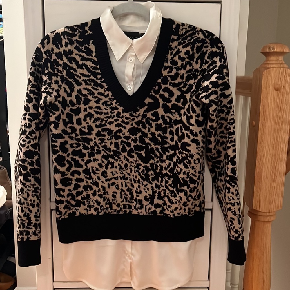 TAHARI Cheetah Print Button Up/Sweater Blouse